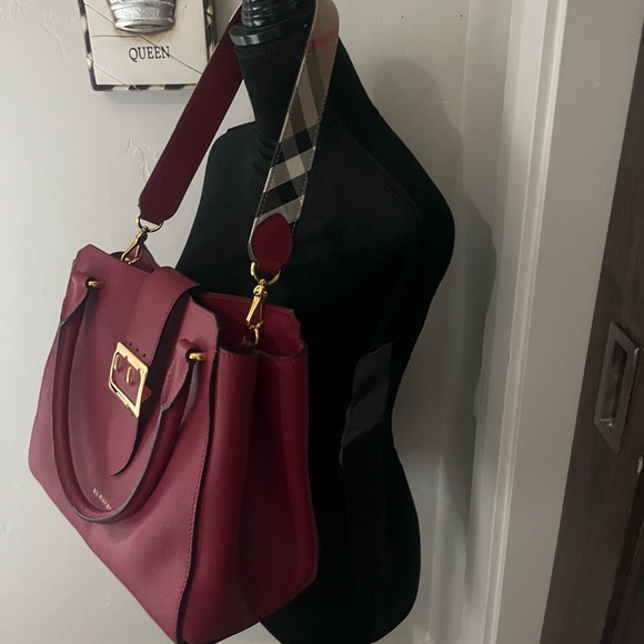 Authentic Burberry Medium Soft Grain Leather Buckle Shoulder Bag - Picture 2 of 10